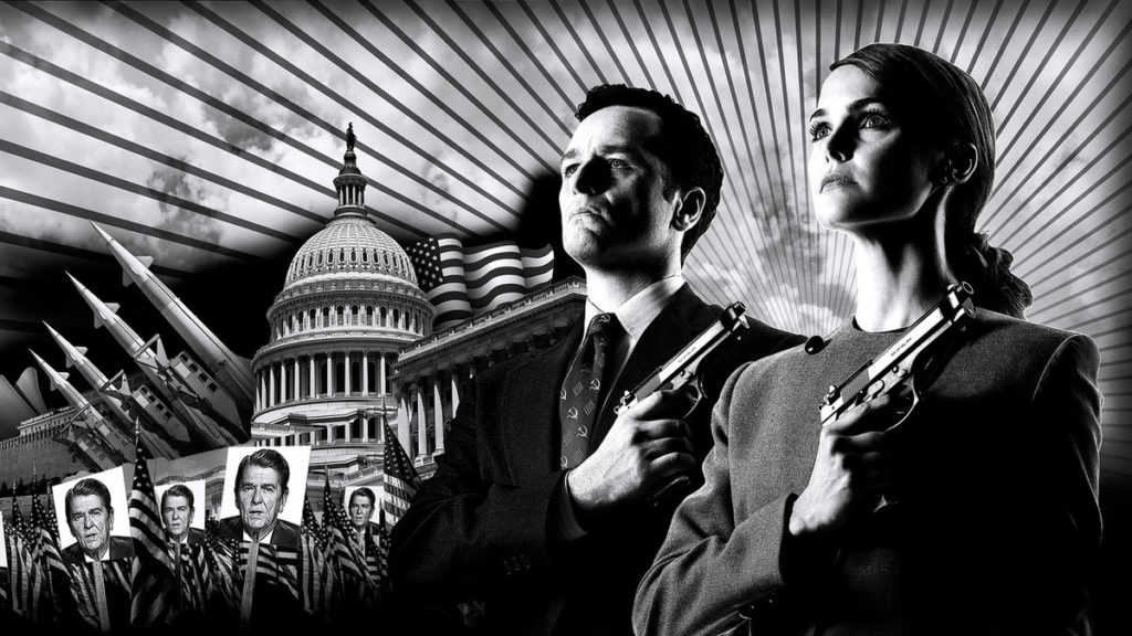 Les deux héros de la série The Americans au garde à vous